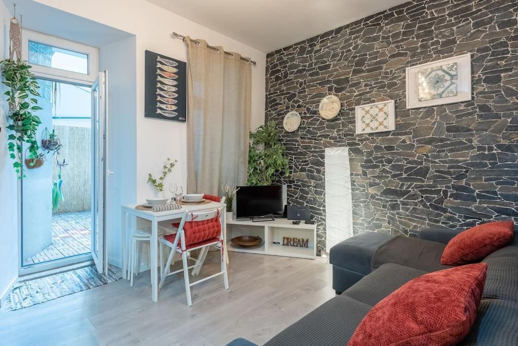 Modern Rustic In Graca Apartment Lisbon